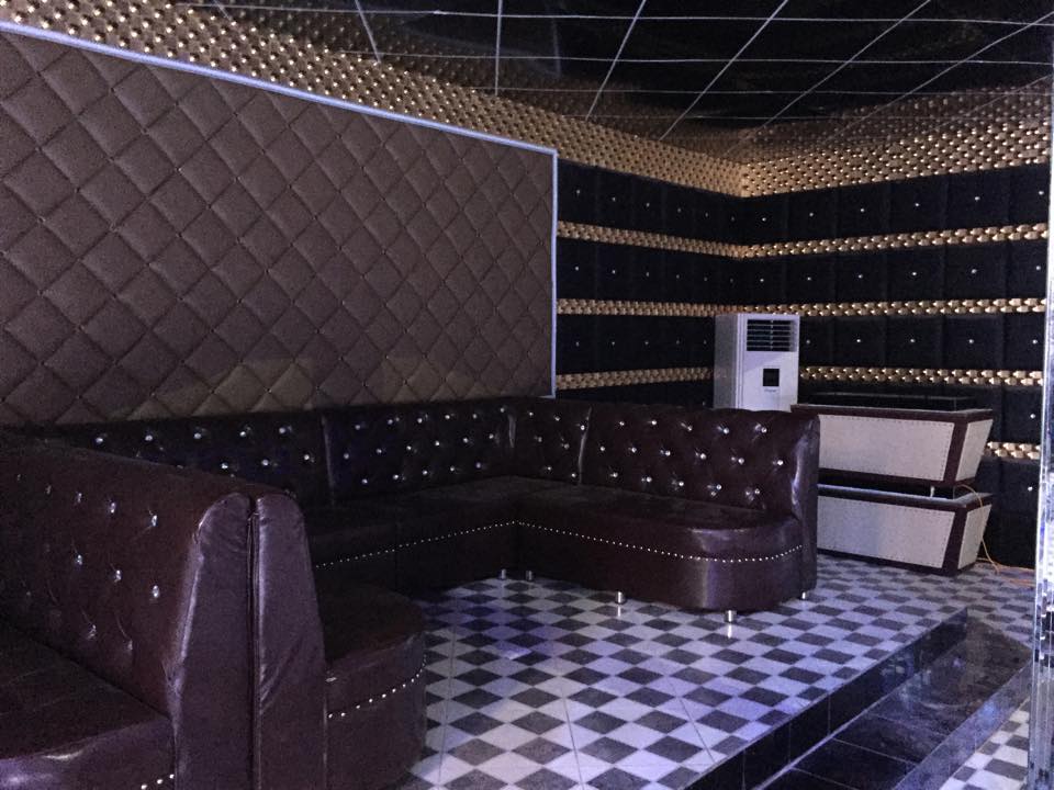 Sản xuất bàn ghế theo thiết kế dành riêng cho karaoke - Bar